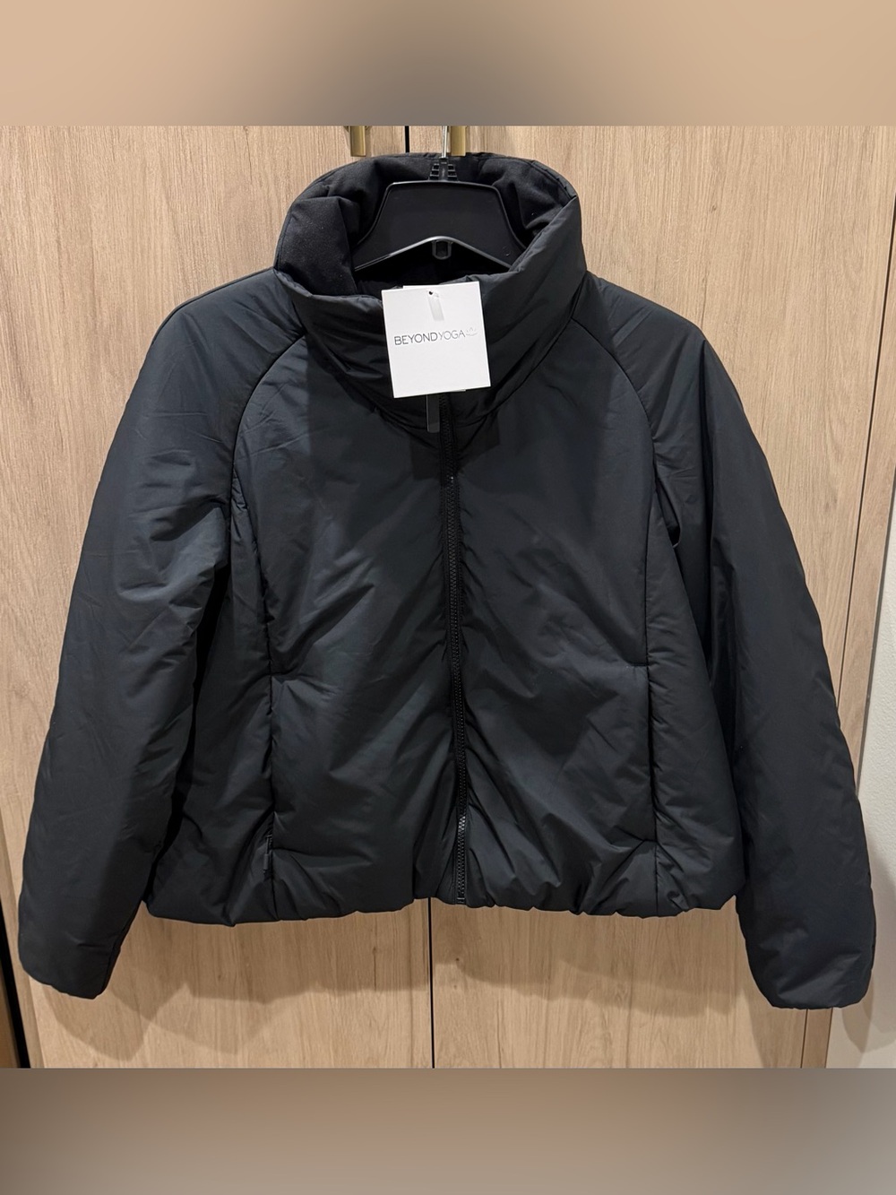 NWTs Beyond Yoga Women's
Essential Warm Up Puffer Jacket.
Black. Small